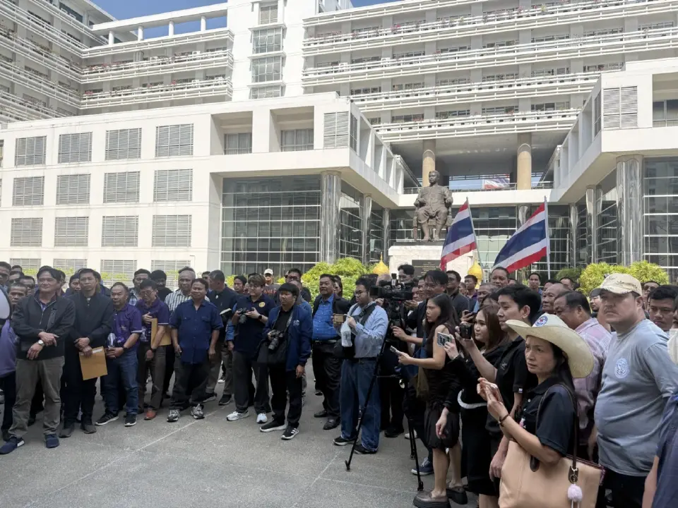 ม็อบโคนม บุก พาณิชย์ จี้ชะลอนำเข้านมผง ชง 6 มาตรการด่วน