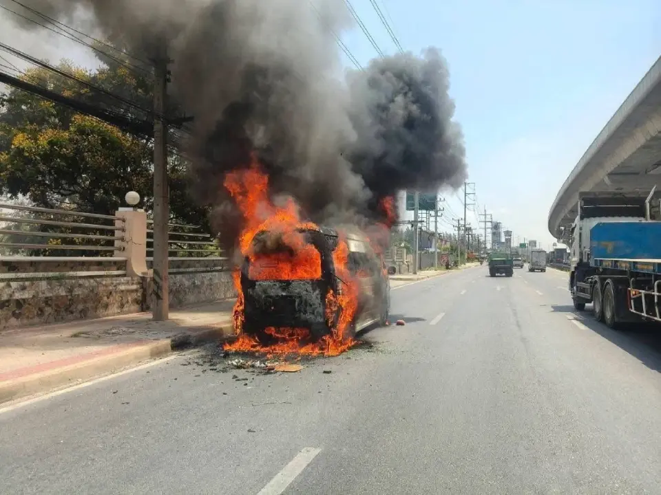 ระทึก! ไฟไหม้รถตู้บนถนนพระราม 2 ใกล้ปั๊ม ปตท. ท่าจีน สมุทรสาคร