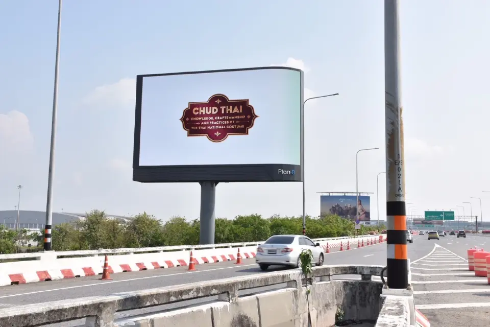 ไทยพร้อมแล้ว! บิลบอร์ดทั่วกรุงประกาศ "ชุดไทย" ก่อนยูเนสโกเคาะปลายปี 69