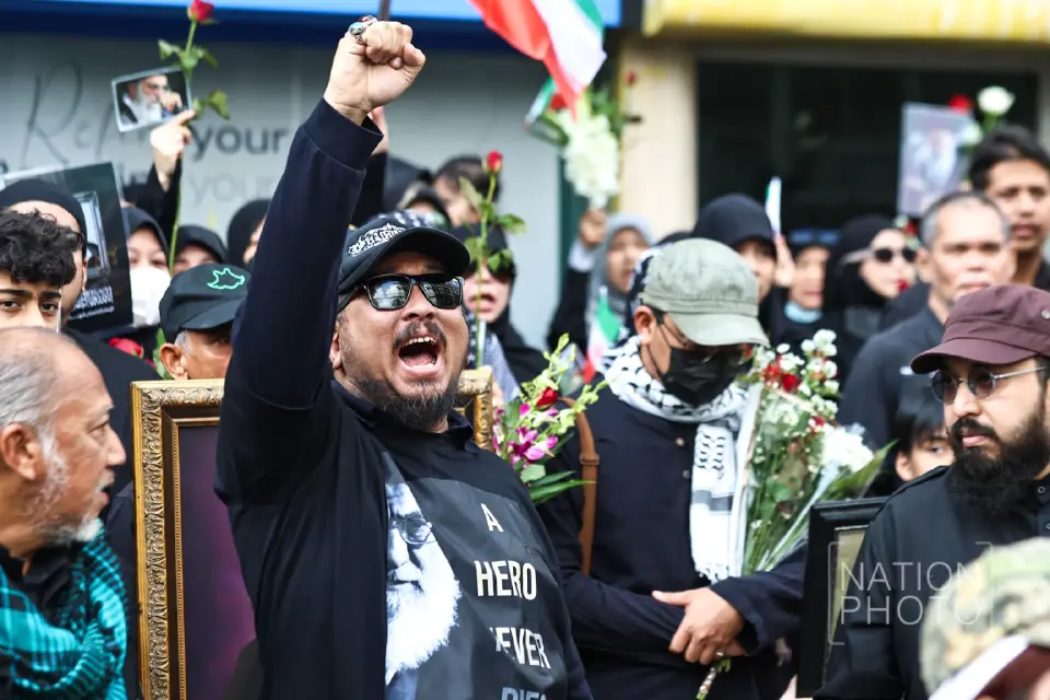 กลุ่มชาวชีอะห์ในไทย กว่า 200 คน รวมตัวไว้อาลัย“คาเมเนอี” หน้าสถานทูตอิหร่าน