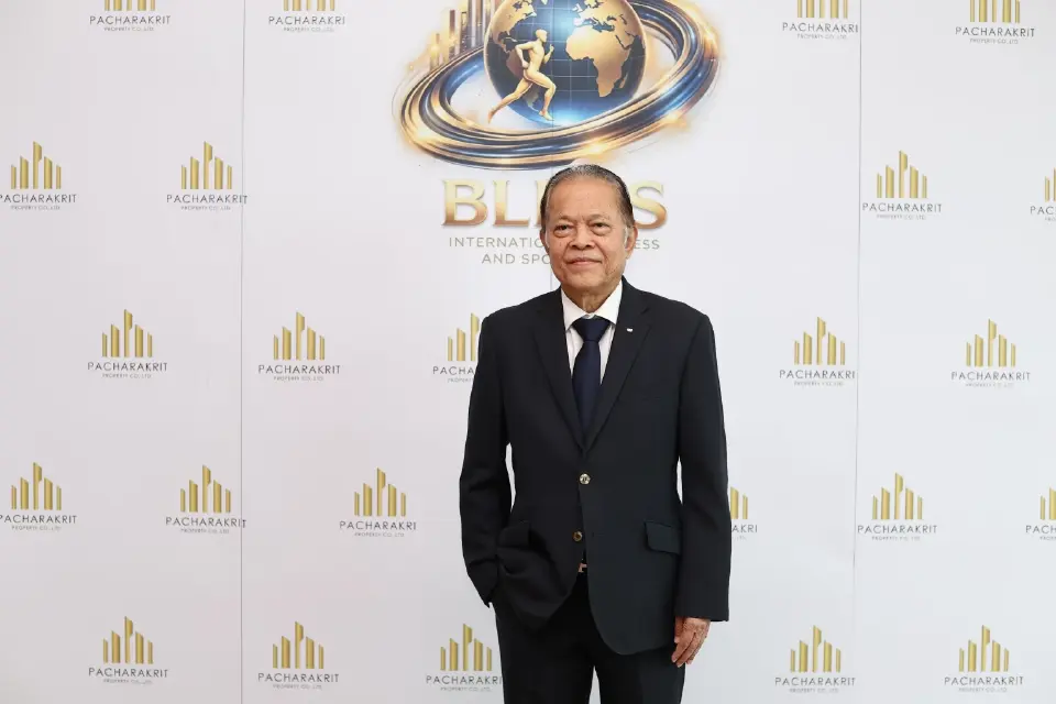 วรวีร์ มะกูดี อดีตกรรมการบริหารสหพันธ์ฟุตบอลนานาชาติ (FIFA) และอดีตนายกสมาคมกีฬาฟุตบอล แห่งประเทศไทย 