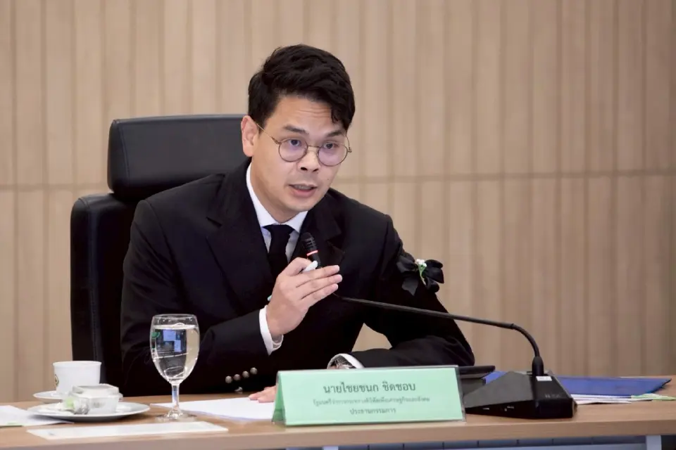 นายไชยชนก ชิดชอบ 