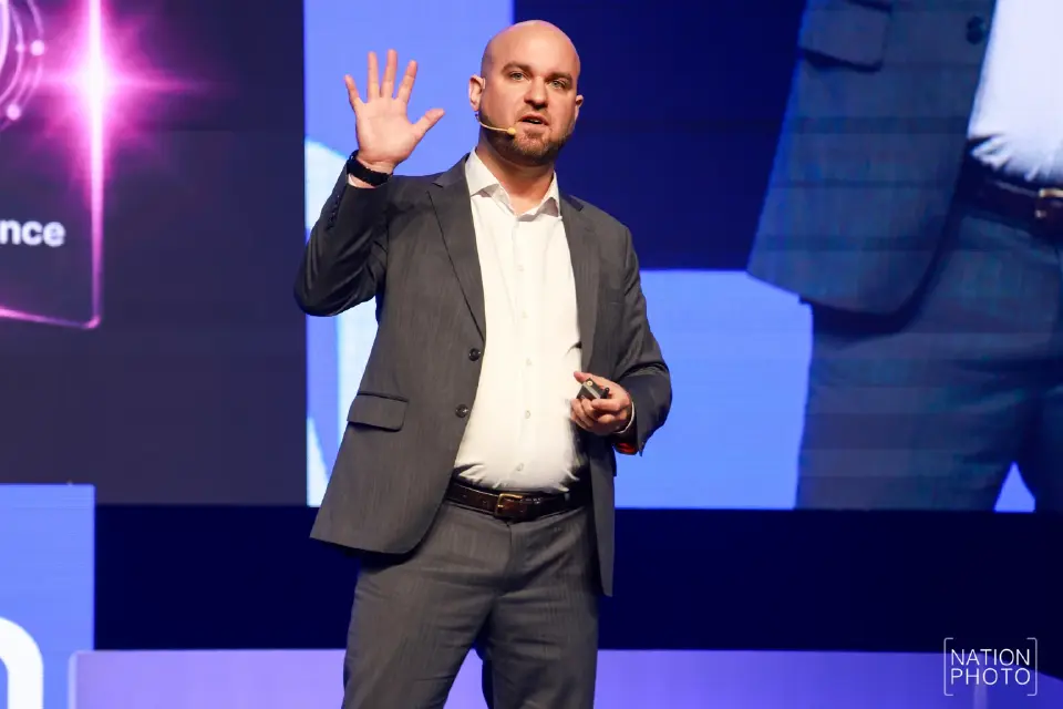 AWS ชี้ AI ไม่ใช่ทางเลือกแต่คือทางรอด แนะองค์กรเร่งปรับตัวรับ 5 เทรนด์