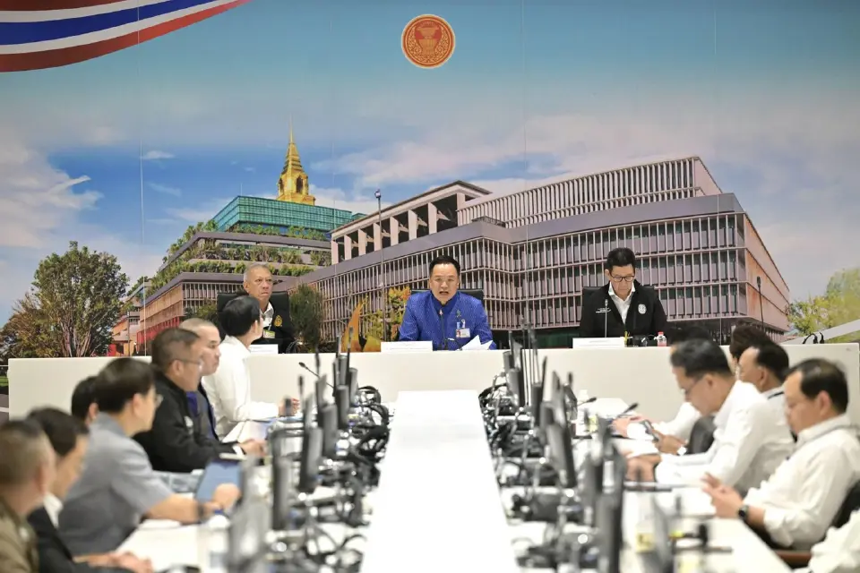 นายกฯ ถก ศบก. แก้วิกฤติน้ำมันหน้าปั๊มขาดแคลน เล็งงัดกฎหมายคุมเด็ดขาด