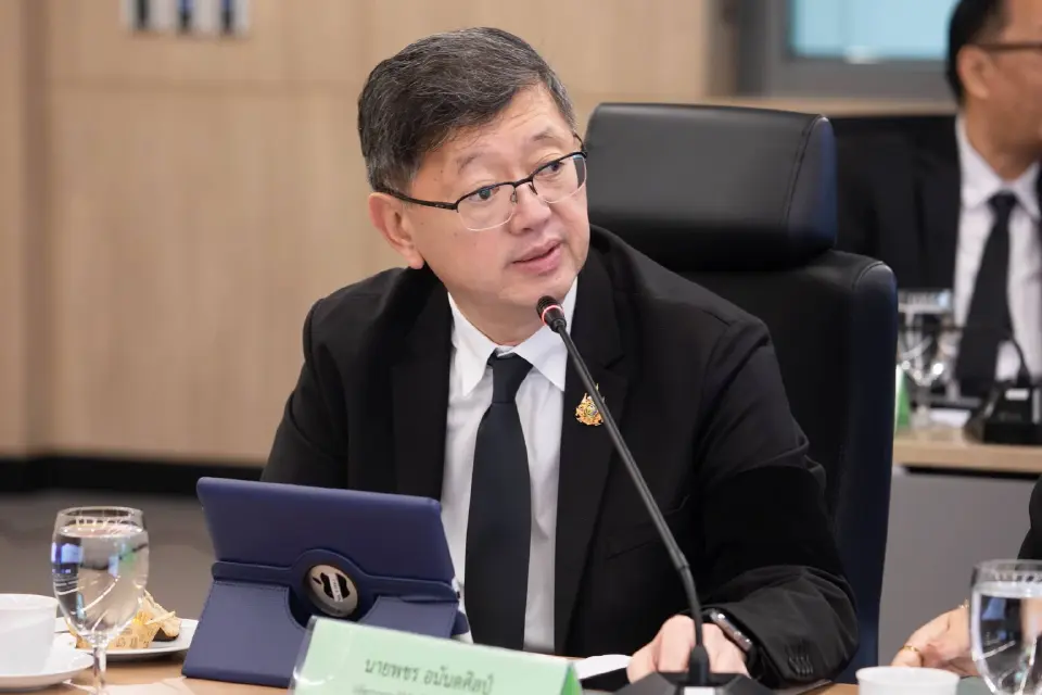 นายพชร อนันตศิลป์ 