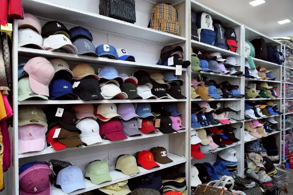 กรมทรัพย์สินฯ บุก MBK ยึดของปลอมกว่า 70 ล้าน เลิกสัญญาเช่า 49 ร้าน