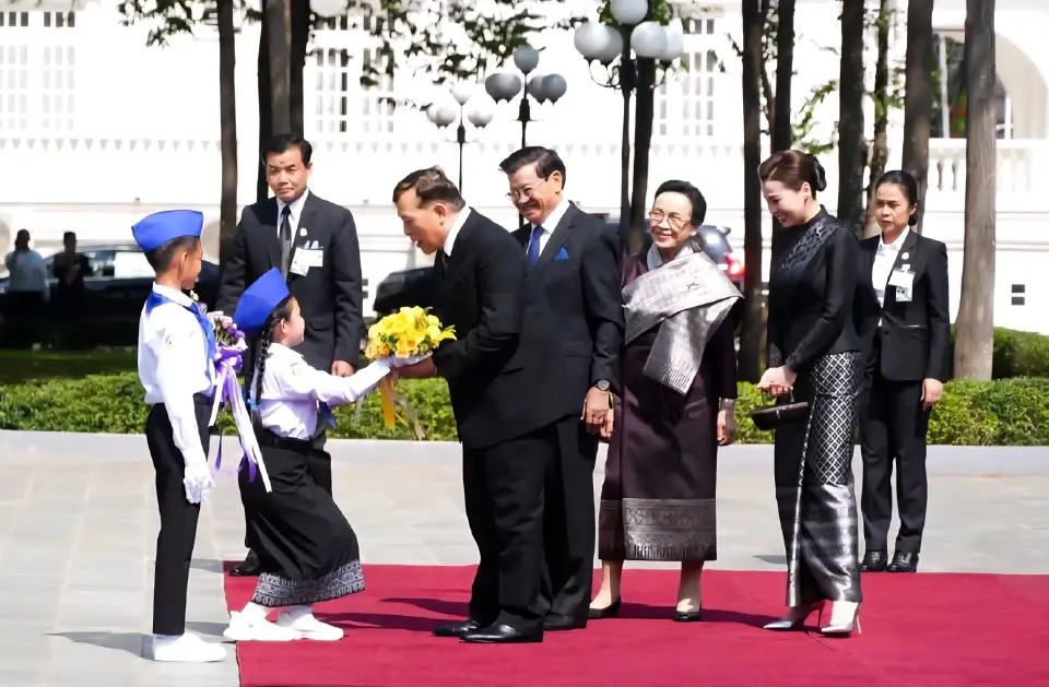 ในหลวง พระราชินี เสด็จฯ เยือนสาธารณรัฐประชาธิปไตยประชาชนลาวอย่างเป็นทางการ เป็นวันที่สอง