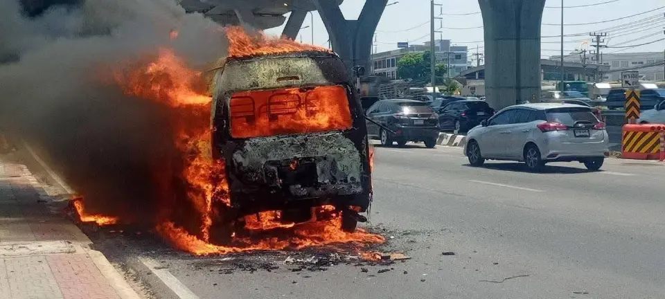 ระทึก! ไฟไหม้รถตู้บนถนนพระราม 2 ใกล้ปั๊ม ปตท. ท่าจีน สมุทรสาคร