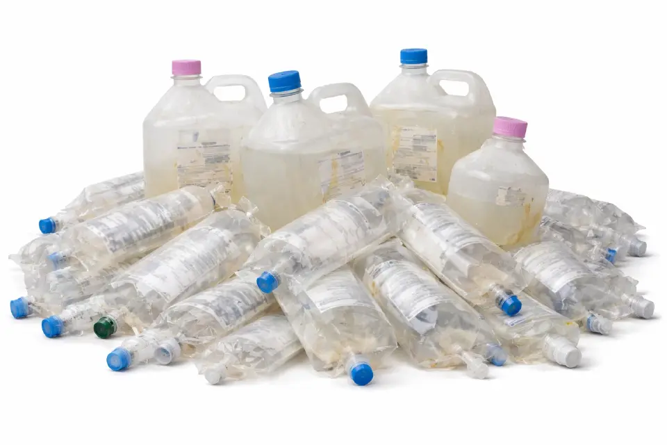 วิกฤตพลาสติกขาดตลาด อย. จ่อ ‘รียูส’ ขวดน้ำเกลือ-น้ำยาล้างไต