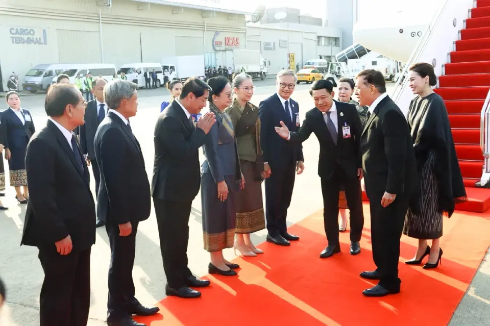ในหลวง-พระราชินี เสด็จฯเยือน สปป.ลาวครั้งประวัติศาสตร์รอบ 32 ปี สานสัมพันธ์ 75 ปี