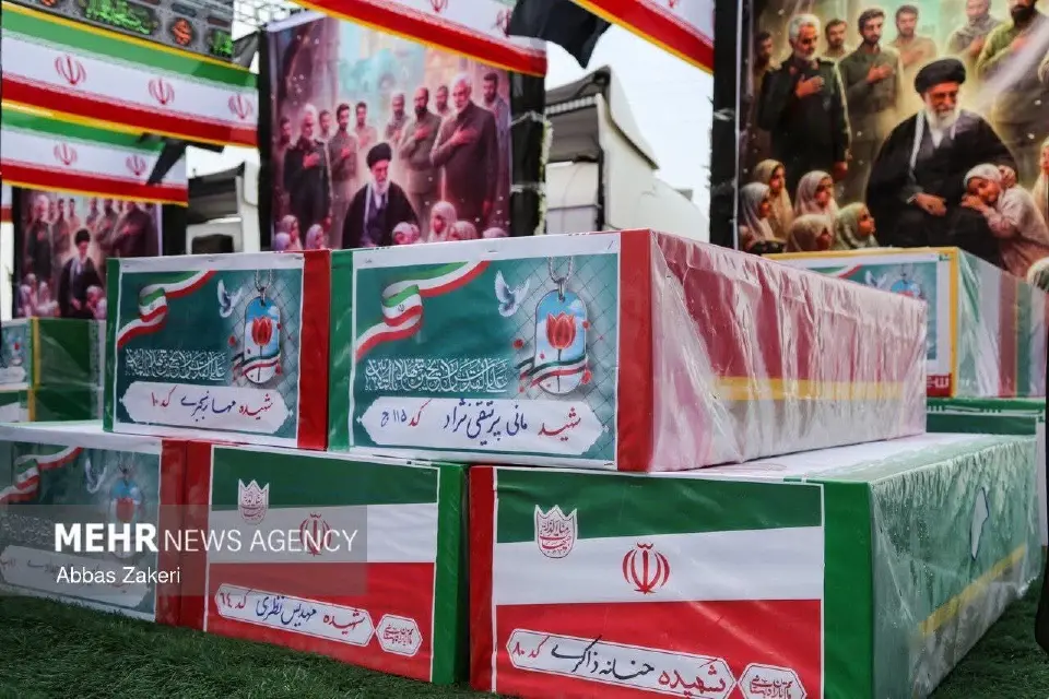 สถานทูตอิหร่าน เผยภาพพิธีเคลื่อนร่างอันบริสุทธิ์ของเหล่ามวลวีรชนผู้พลีชีพ แห่งโรงเรียนประถมสตรีเมืองมีนับ