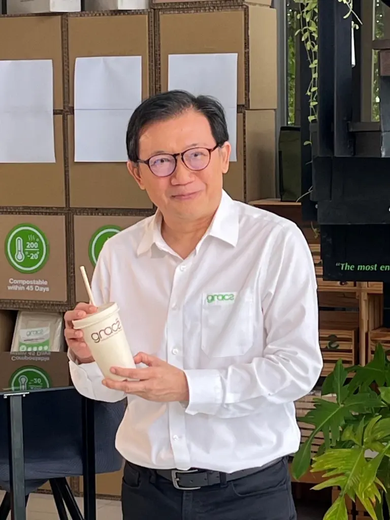 หมอใหญ่-นพ.วีรฉัตร กิตติรัตนไพบูลย์ ผู้ก่อตั้งและประธานเจ้าหน้าที่บริหาร บริษัท บรรจุภัณฑ์เพื่อสิ่งแวดล้อม จำกัด (มหาชน) ผู้ผลิตบรรจุภัณฑ์อาหารจากเยื่อพืชธรรมชาติย่อยสลายได้ 100% ภายใต้แบรนด์ ‘Gracz’