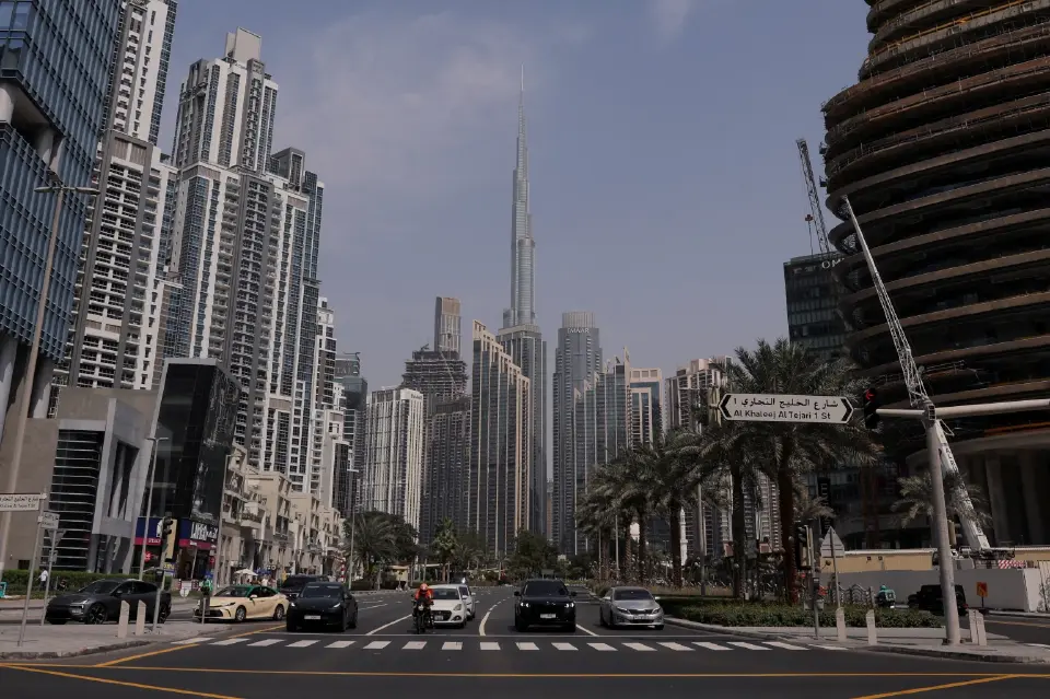 รถยนต์จอดรอสัญญาณไฟจราจรโดยมีตึกเบิร์จคาลิฟาเป็นฉากหลัง หลังจากการโจมตีของอิหร่าน ซึ่งเกิดขึ้นหลังจากการโจมตีของสหรัฐฯ และอิสราเอลต่ออิหร่าน ในดูไบสหรัฐอาหรับเอมิเรตส์ เมื่อวันที่ 1 มีนาคม 2026 REUTERS/Amr Alfiky