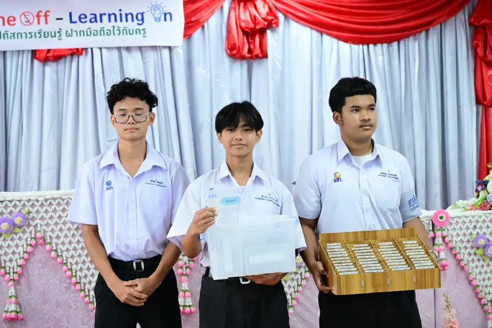 “ชัชชาติ”ออกมาตรการ รร.สังกัด กทม. 437 แห่ง งดใช้มือถือในเวลาเรียน เริ่ม 18 พ.ค.