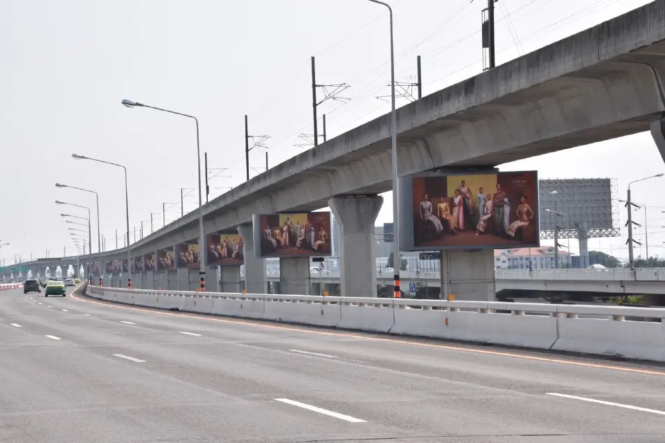 ไทยพร้อมแล้ว! บิลบอร์ดทั่วกรุงประกาศ "ชุดไทย" ก่อนยูเนสโกเคาะปลายปี 69