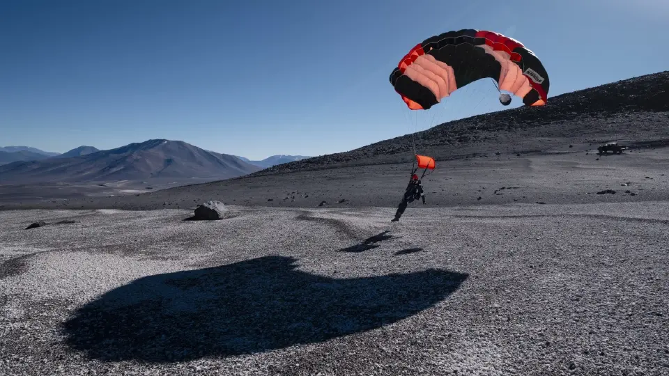 Guinness บันทึกสถิติที่ 3 'ซุปเปอร์ตุ้ม' คนไทยคนแรก โดดร่มลงภูเขาไฟสูงสุดในโลก