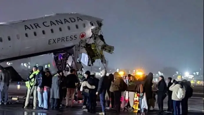 อุบัติเหตุ เครื่องบิน Air Canada Express ชนรถดับเพลิง ขณะลงจอดที่นิวยอร์ก 