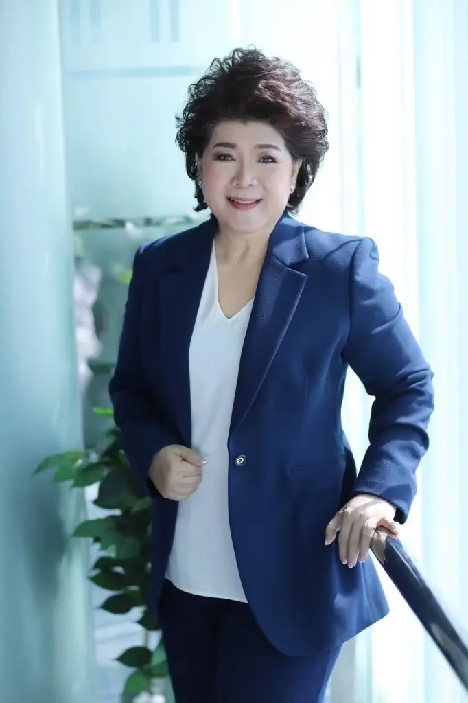 นางพวรรณ์  นววัฒนทรัพย์ ประธานเจ้าหน้าที่บริหาร บริษัท วายแอลจี บูลเลี่ยน อินเตอร์เนชั่นแนล จำกัด (YLG) 