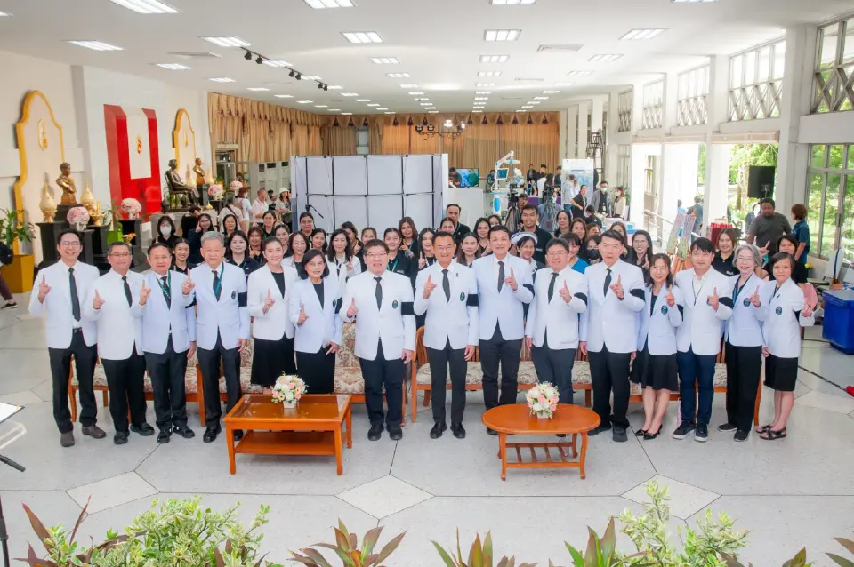 ศิริราชจัดใหญ่ ผนึกกำลังใช้หุ่นยนต์ผ่าตัดฟรี 93 ข้อเทียม 93 ดวงตา