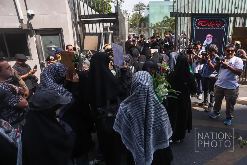 กลุ่มชาวชีอะห์ในไทย กว่า 200 คน รวมตัวไว้อาลัย“คาเมเนอี” หน้าสถานทูตอิหร่าน