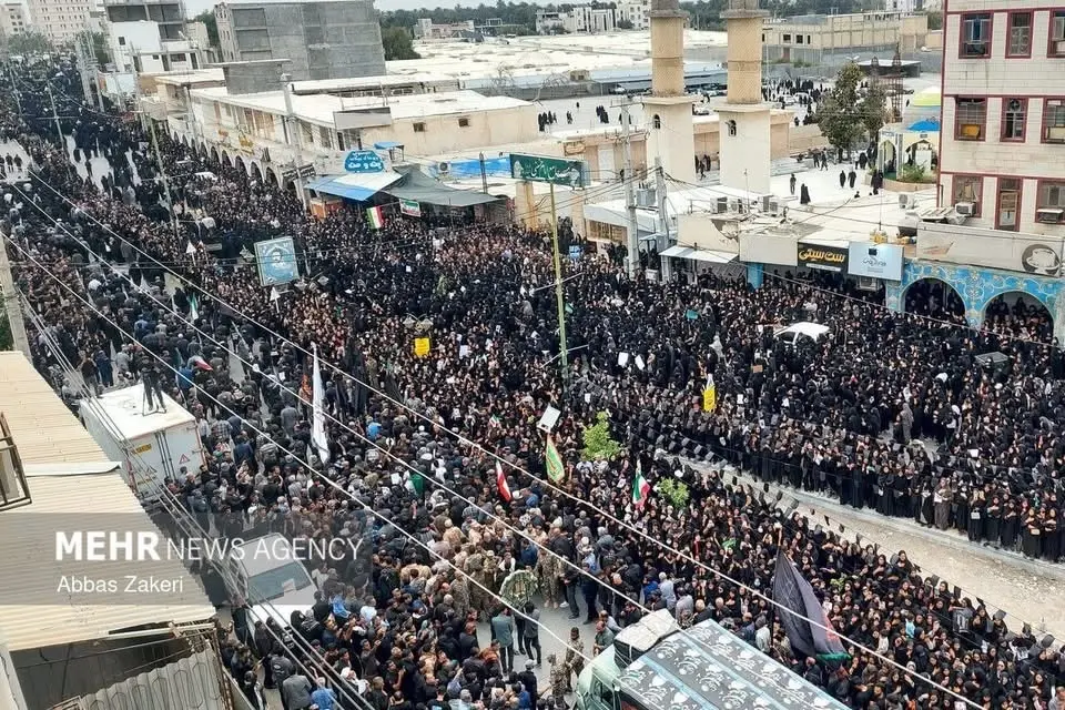 สถานทูตอิหร่าน เผยภาพพิธีเคลื่อนร่างอันบริสุทธิ์ของเหล่ามวลวีรชนผู้พลีชีพ แห่งโรงเรียนประถมสตรีเมืองมีนับ