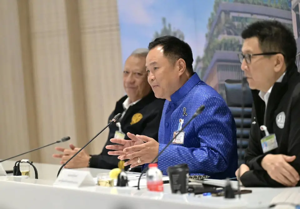 นายกฯ ถก ศบก. แก้วิกฤติน้ำมันหน้าปั๊มขาดแคลน เล็งงัดกฎหมายคุมเด็ดขาด