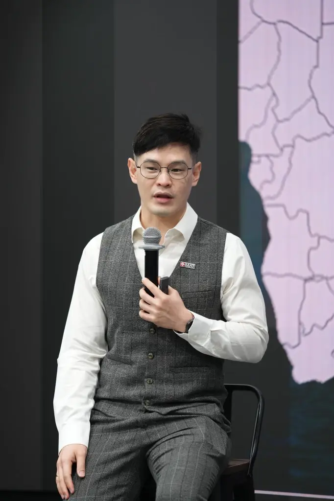 ผศ. ดร. เอกก์ ภทรธนกุล