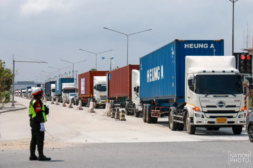 เครือข่ายรถบรรทุก 200 คัน บุกแหลมฉบัง จี้รัฐเร่งแก้วิกฤตน้ำมัน