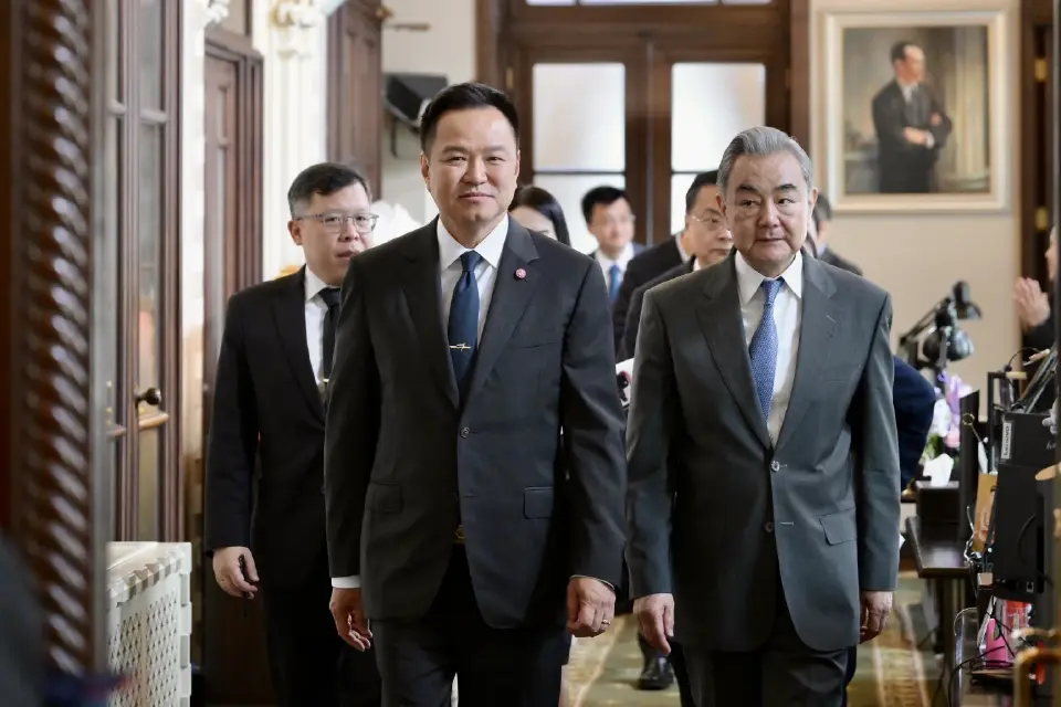 นายหวัง อี้ สมาชิกกรมการเมือง ผู้อำนวยการสำนักงานคณะกรรมการกลางด้านกิจการต่างประเทศของพรรคคอมมิวนิสต์จีน และรัฐมนตรีว่าการกระทรวงการต่างประเทศสาธารณรัฐประชาชนจีน เข้าเยี่ยมคารวะ นายอนุทิน ชาญวีรกูล นายกรัฐมนตรีและรัฐมนตรีว่าการกระทรวงมหาดไทย