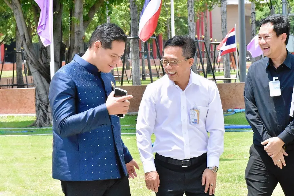 นายสรรเพชญ บุญญามณี รัฐมนตรีช่วยว่าการกระทรวงคมนาคม และนายกริชเพชร ชัยช่วย อธิบดีกรมเจ้าท่า ลงพื้นที่ตรวจเยี่ยมท่าเรือด่วนเจ้าพระยาในช่วงเทศกาลสงกรานต์ 2569