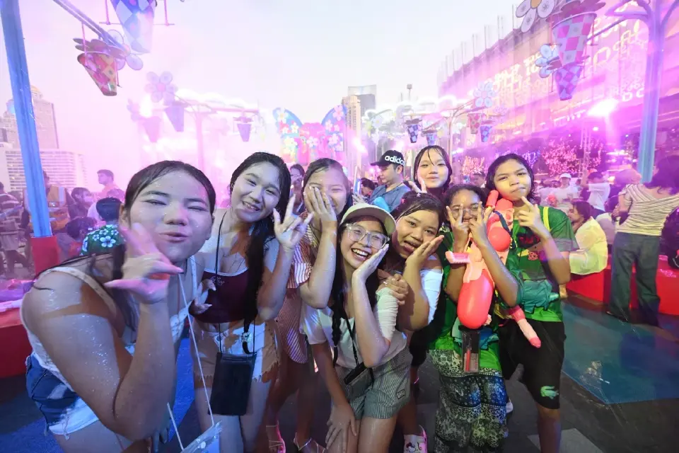 เปิดภาพ ‘สงกรานต์’ ไอคอนสยาม บรรยากาศคึกคัก เล่นน้ำฟรี-15 เม.ย.นี้