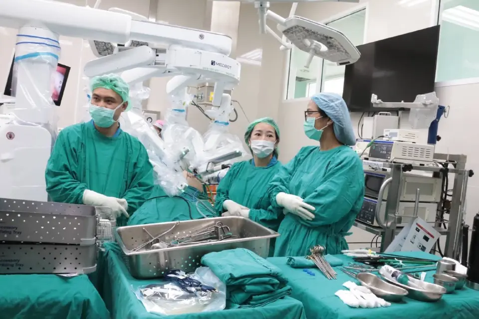 ไทย-จีน ผ่าตัดด้วยหุ่นยนต์รักษา 'นิ่วในถุงน้ำดี' ข้ามประเทศครั้งแรกสำเร็จ