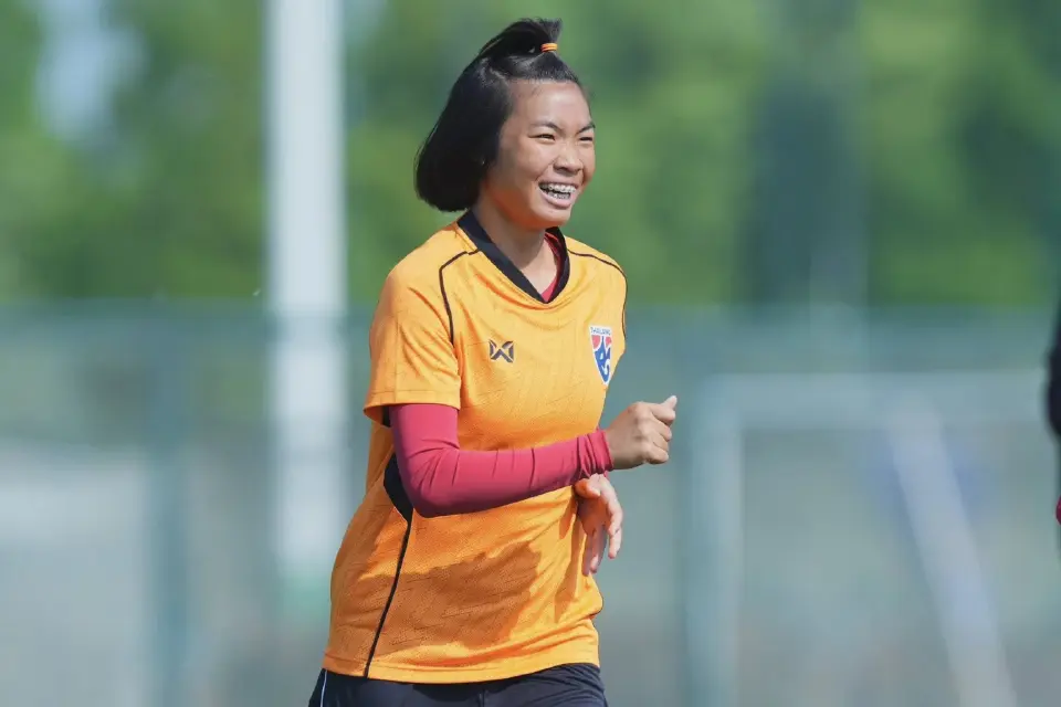 "ธิดาหวัน วังชิ้น" กองหน้าฟุตบอลหญิงทีมชาติไทย U17 จากสโมสร แอลพีจีเอสเอส เขลางค์ยูไนเต็ด 