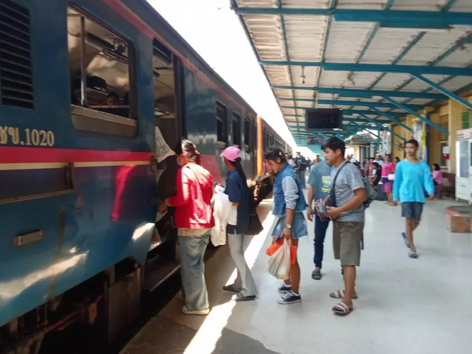 ประชาชนทยอยกลับเข้ากรุง หลังสงกรานต์ รฟท. มั่นใจไร้คนตกค้าง