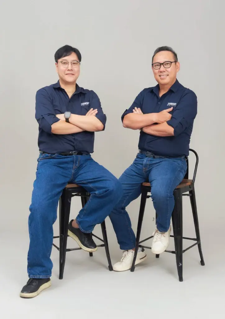 นายจิน กวาง ลี และ นายจุง ซุค ซู 