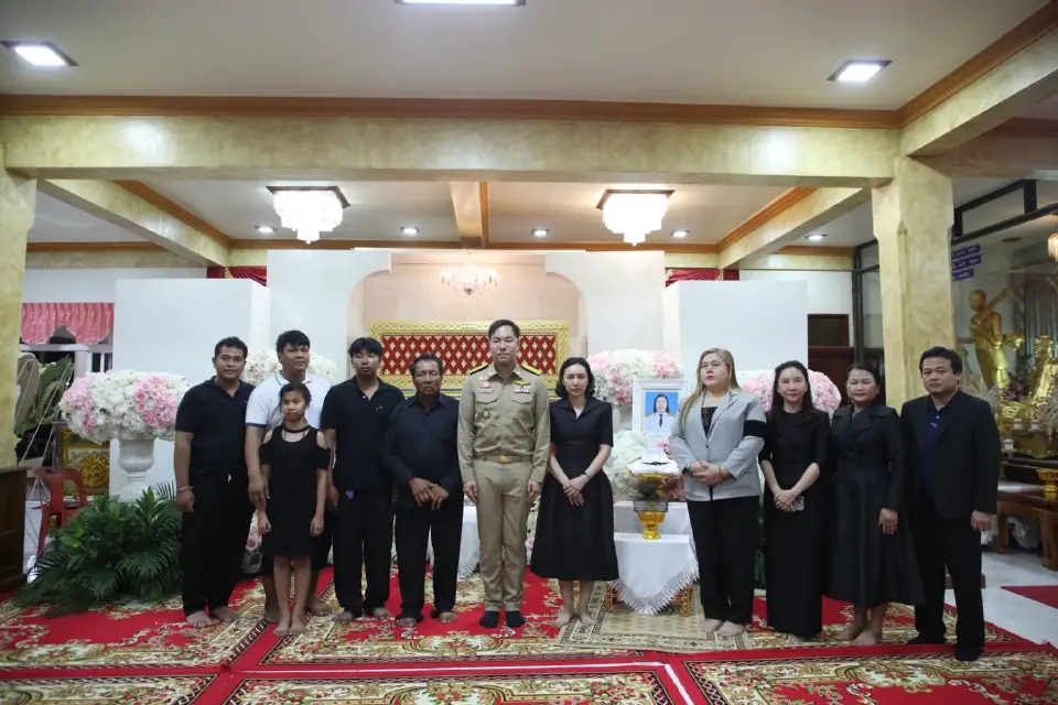 รมช.ศธ.ร่วมอาลัยครูเหยื่อกราดยิงอยุธยา มอบทุนลูกจนจบ ม.6