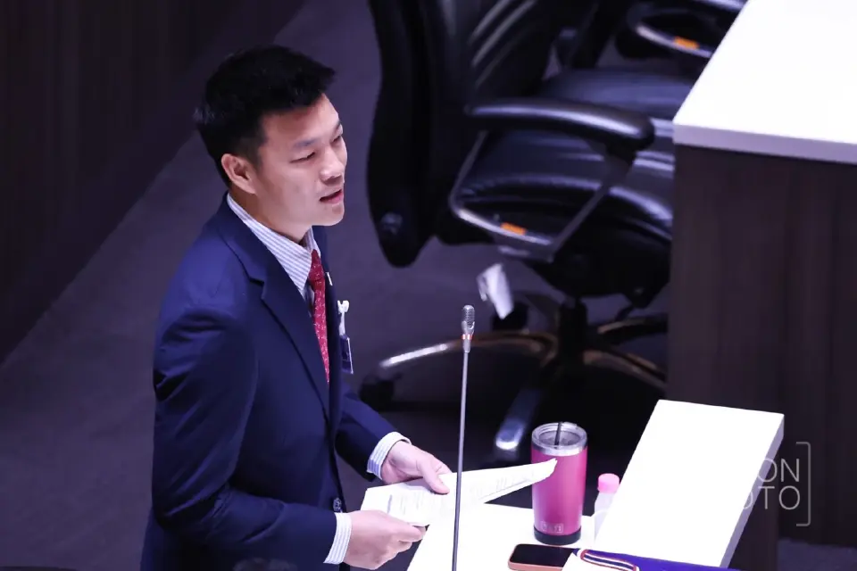 นายณัฐพงษ์ เรืองปัญญาวุฒิ หัวหน้าพรรคประชาชน (ปชน.)