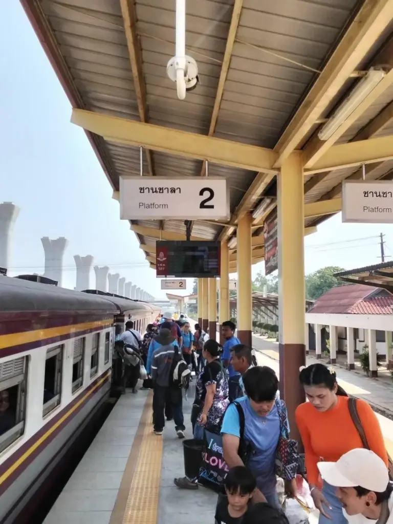 ประชาชนทยอยกลับเข้ากรุง หลังสงกรานต์ รฟท. มั่นใจไร้คนตกค้าง