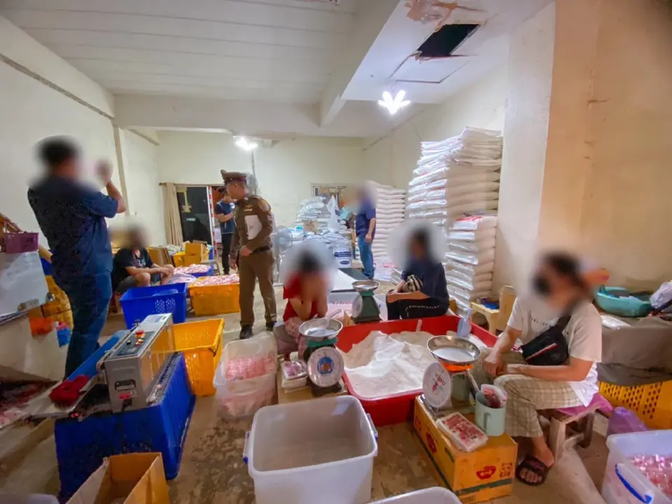 ทลายโรงงานผงชูรส-รสดีปลอม ยึดของกลาง 2 หมื่นชิ้น เสี่ยงสารอันตราย
