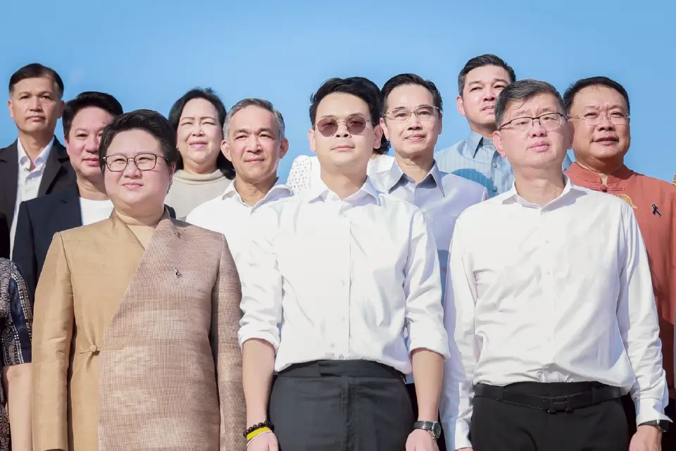 วันนี้ 7 เมษายน 2569 นายไชยชนก ชิดชอบ รัฐมนตรีว่าการกระทรวงดิจิทัลเพื่อเศรษฐกิจและสังคมหรือดีอี และ นางสาวแนน บุณย์ธิดา สมชัย รัฐมนตรีช่วยว่าการกระทรวงดีอี ได้ถือฤกษ์เวลา 07.40 น.กราบสักการะศาลพระพรหม ณ ศูนย์ราชการแจ้งวัฒนะ