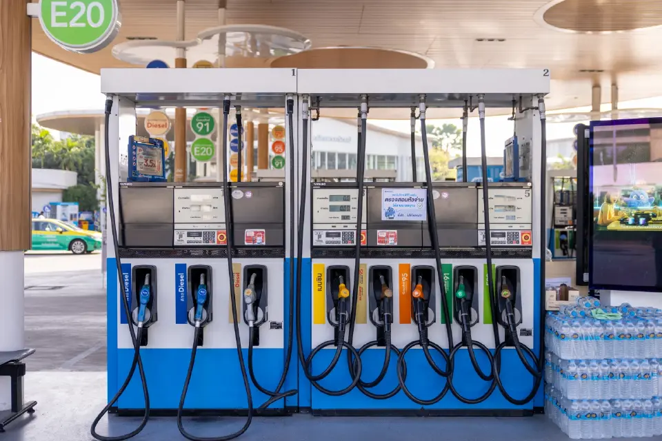 เปลี่ยนมาใช้น้ำมัน E20 คุ้มกว่า ลดมลพิษ ช่วยเกษตรกรไทย