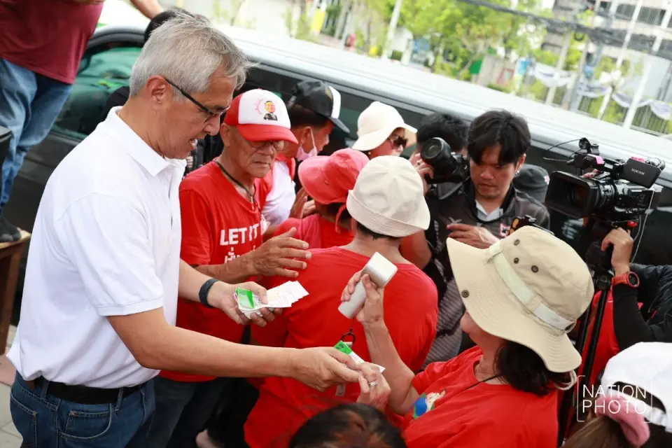ปักหลักค้างคืนรอ “ทักษิณ” พ้นโทษ เสื้อแดงคึกคัก นับถอยหลัง 11 พ.ค.