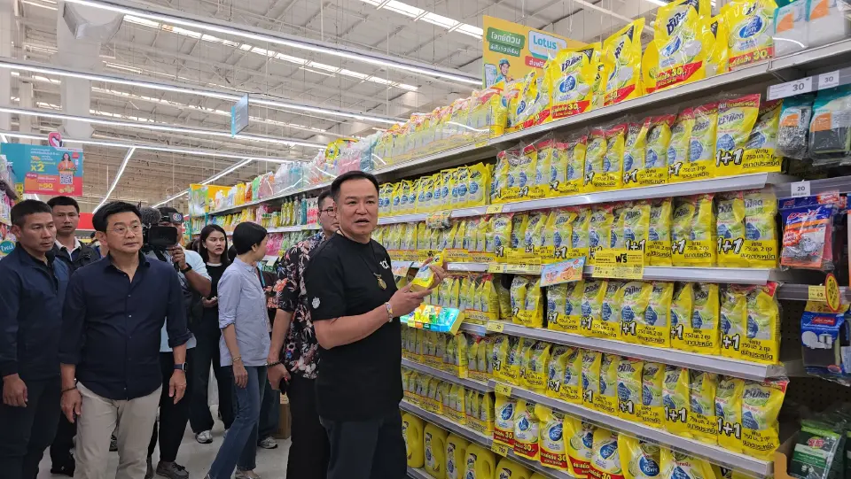 นายอนุทิน ชาญวีรกูล นายกฯและรมว.มหาดไทย ลงพื้นที่ติดตามการจำหน่ายสินค้า ในโครงการ “ไทยช่วยไทย” ที่ห้างโลตัส บางกะปิ กทม. 