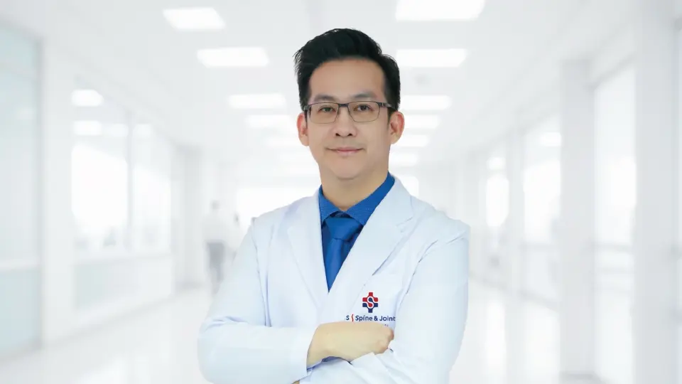 แพทย์เตือน "กระดูกสันหลังยุบ" ภัยเงียบผู้สูงวัย ไม่ล้มก็มีความเสี่ยง