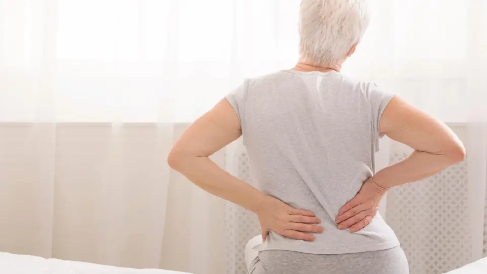 แพทย์เตือน "กระดูกสันหลังยุบ" ภัยเงียบผู้สูงวัย ไม่ล้มก็มีความเสี่ยง