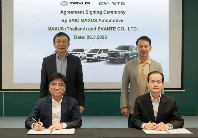 ทรงวิทย์ ฐิติปุญญา (ยืนขวา)