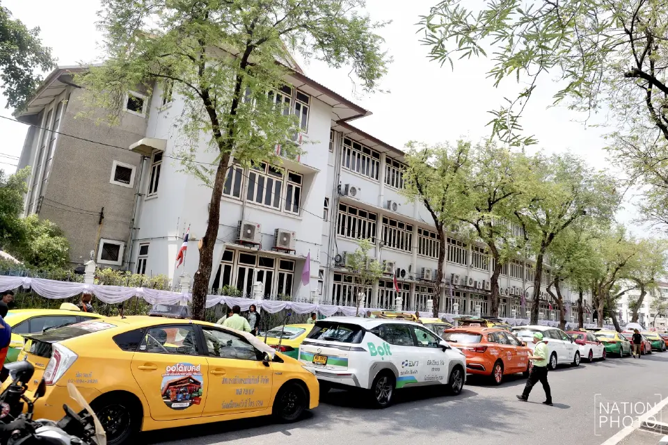 ล้างบาง 'แท็กซี่-ไรเดอร์เถื่อน' ต้องใช้ใบขับขี่สาธารณะ-เช็กประวัติอาชญากรรม