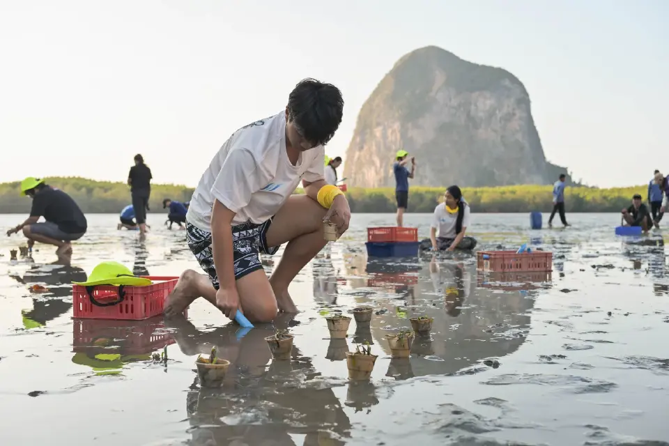 BTS นำ 24 เยาวชนลุยเกาะไหง เรียนรู้เชิงอนุรักษ์ ฟื้นฟูระบบนิเวศทางทะเล