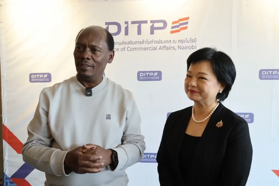 นายวิลเลี่ยม คาโบโก รัฐมนตรีไอซีทีของเคนยา และ นางสาวสุนันทา กังวาลกุลกิจ อธิบดีกรมส่งเสริมการค้าระหว่างประเทศ 