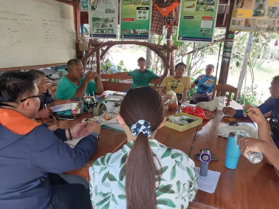 เกษตรกร ชูป้ายร้องทุกข์ ต้นทุนทะยาน-ราคาทรุด มะพร้าว 7 บาท เหลือกำไร 4 บาท